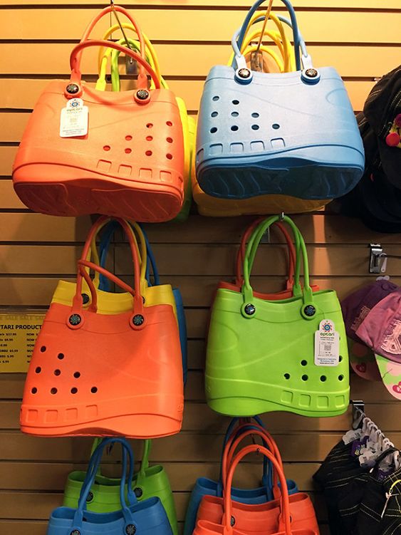 Dép đã gây tranh cãi, túi xách Crocs mới ra mắt còn khiến dân tình hoang mang hơn Dép đã gây tranh cãi, túi xách Crocs mới ra mắt còn khiến dân tình hoang mang hơn