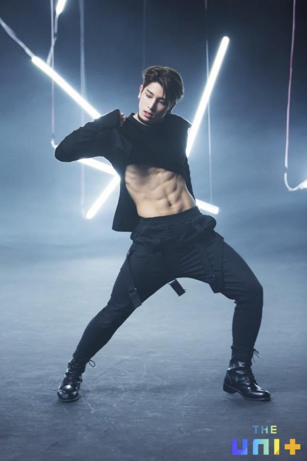 Thí sinh Produce X khốn đốn vì khí chất sexy: Đi công viên giải trí, ăn kẹo Pepero bị hiểu lầm thành đi bar hút thuốc Thí sinh Produce X khốn đốn vì khí chất sexy: Đi công viên giải trí, ăn kẹo Pepero bị hiểu lầm thành đi bar hút thuốc
