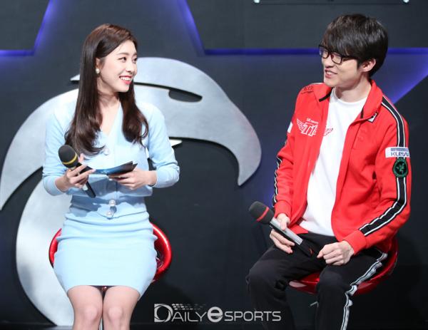 Vợ So Ji Sub: Tốt nghiệp trường nữ sinh Ewha danh giá và được Faker 'thầm thương trộm nhớ' Vợ So Ji Sub: Tốt nghiệp trường nữ sinh Ewha danh giá và được Faker 'thầm thương trộm nhớ'