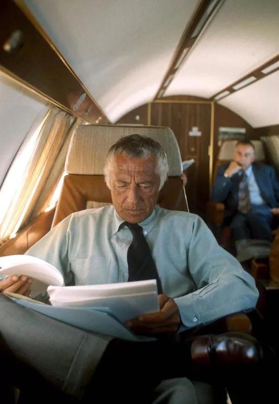 Cuộc đời huyền thoại của Gianni Agnelli - Ông vua không ngai và 'Bố già' nổi tiếng nhất của nước Ý Cuộc đời huyền thoại của Gianni Agnelli - Ông vua không ngai và 'Bố già' nổi tiếng nhất của nước Ý