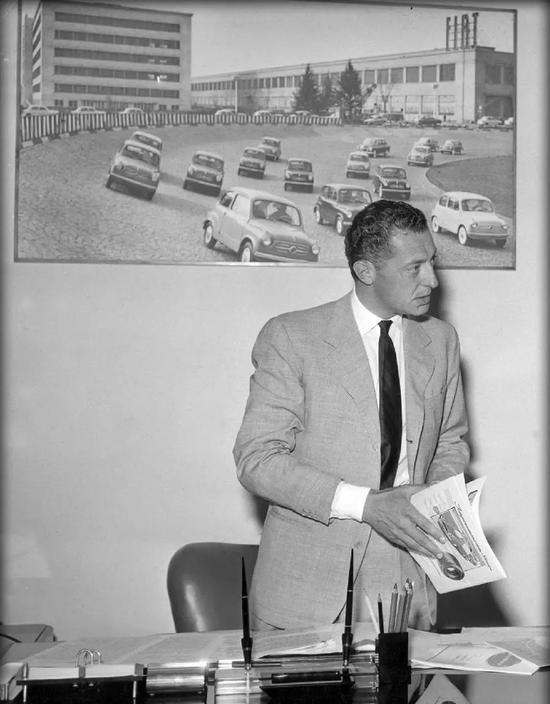 Cuộc đời huyền thoại của Gianni Agnelli - Ông vua không ngai và 'Bố già' nổi tiếng nhất của nước Ý Cuộc đời huyền thoại của Gianni Agnelli - Ông vua không ngai và 'Bố già' nổi tiếng nhất của nước Ý