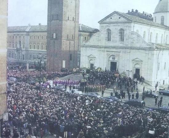 Cuộc đời huyền thoại của Gianni Agnelli - Ông vua không ngai và 'Bố già' nổi tiếng nhất của nước Ý Cuộc đời huyền thoại của Gianni Agnelli - Ông vua không ngai và 'Bố già' nổi tiếng nhất của nước Ý