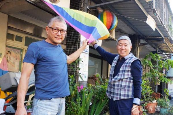 Tình yêu kéo dài 34 năm của đôi đồng giới: 'Các bạn trẻ hơn chúng tôi, hãy dũng cảm hơn chúng tôi!' Tình yêu kéo dài 34 năm của đôi đồng giới: 'Các bạn trẻ hơn chúng tôi, hãy dũng cảm hơn chúng tôi!'
