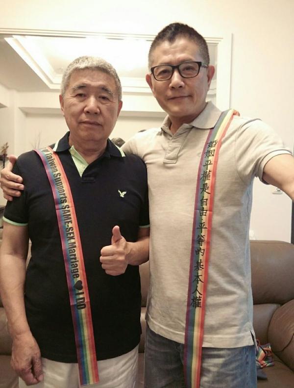 Tình yêu kéo dài 34 năm của đôi đồng giới: 'Các bạn trẻ hơn chúng tôi, hãy dũng cảm hơn chúng tôi!' Tình yêu kéo dài 34 năm của đôi đồng giới: 'Các bạn trẻ hơn chúng tôi, hãy dũng cảm hơn chúng tôi!'