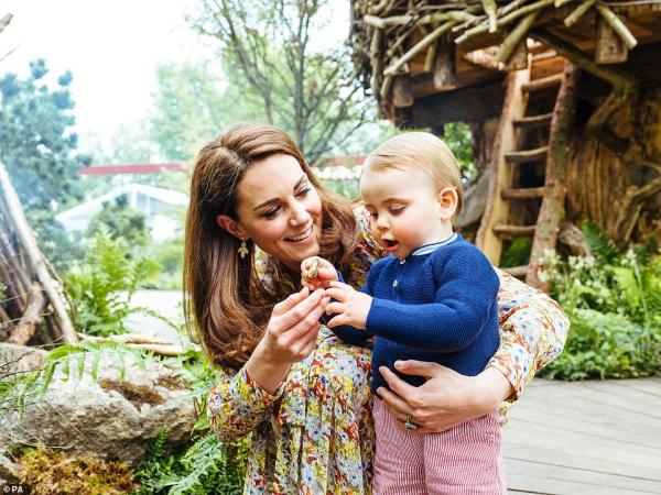 Cùng Gia đình Hoàng gia đến thăm sân chơi xanh do chính Công nương Kate thực hiện Cùng Gia đình Hoàng gia đến thăm sân chơi xanh do chính Công nương Kate thực hiện