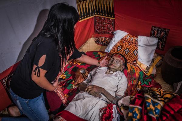 Bộ lạc kỳ lạ giữ lại xác chết của người thân để âu yếm, yêu thương như họ vẫn còn sống Bộ lạc kỳ lạ giữ lại xác chết của người thân để âu yếm, yêu thương như họ vẫn còn sống