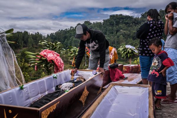 Bộ lạc kỳ lạ giữ lại xác chết của người thân để âu yếm, yêu thương như họ vẫn còn sống Bộ lạc kỳ lạ giữ lại xác chết của người thân để âu yếm, yêu thương như họ vẫn còn sống