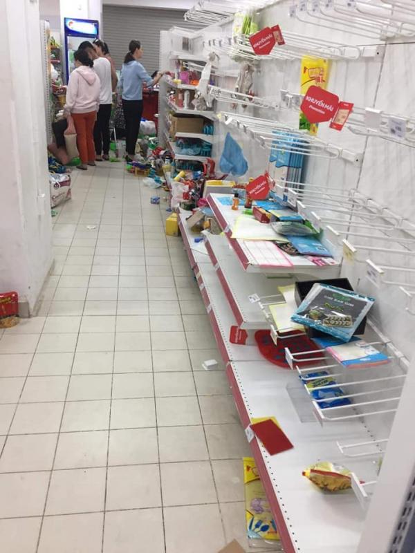 Siêu thị Auchan 'vỡ trận' vì khách mua hàng vô ý thức, xé thức ăn, nước uống dùng tại chỗ Siêu thị Auchan 'vỡ trận' vì khách mua hàng vô ý thức, xé thức ăn, nước uống dùng tại chỗ