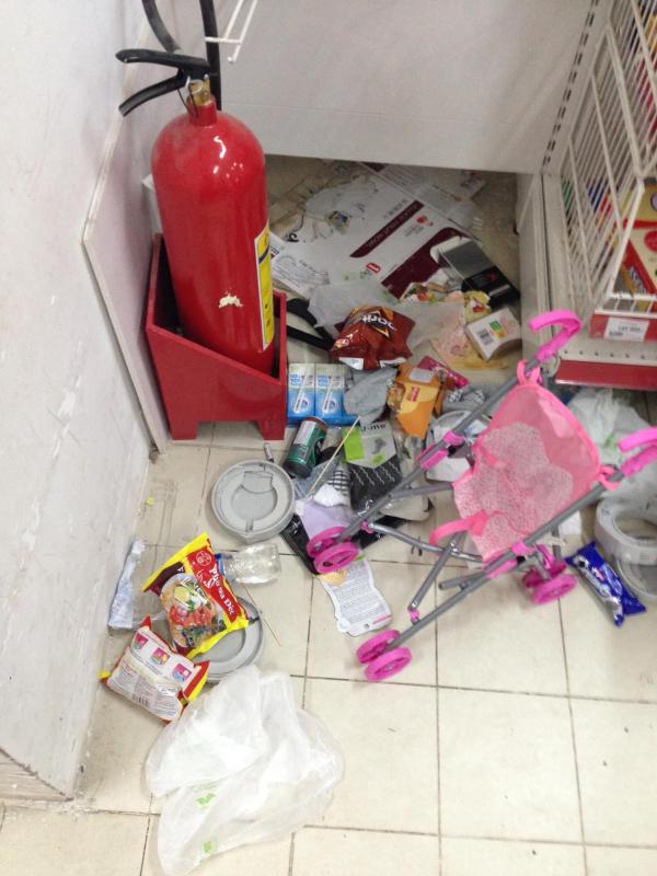 Siêu thị Auchan 'vỡ trận' vì khách mua hàng vô ý thức, xé thức ăn, nước uống dùng tại chỗ Siêu thị Auchan 'vỡ trận' vì khách mua hàng vô ý thức, xé thức ăn, nước uống dùng tại chỗ