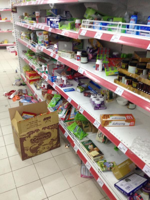 Siêu thị Auchan 'vỡ trận' vì khách mua hàng vô ý thức, xé thức ăn, nước uống dùng tại chỗ Siêu thị Auchan 'vỡ trận' vì khách mua hàng vô ý thức, xé thức ăn, nước uống dùng tại chỗ