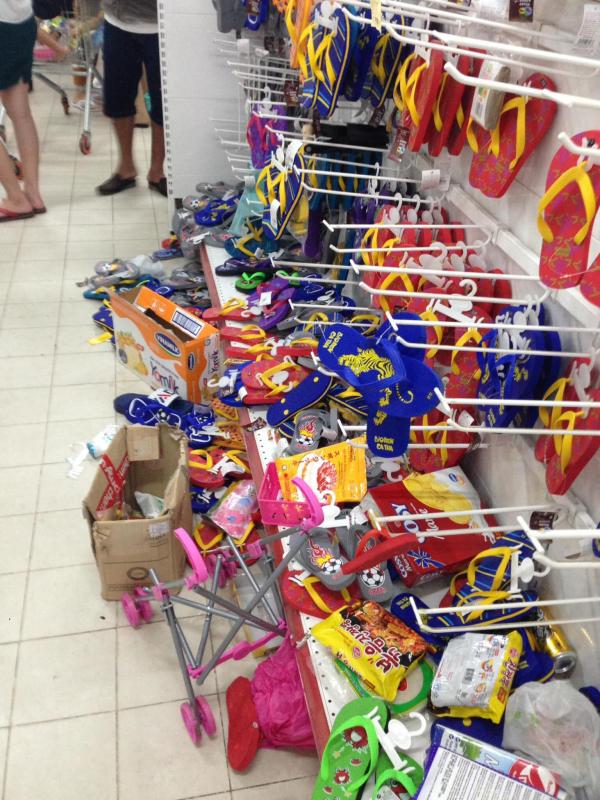 Siêu thị Auchan 'vỡ trận' vì khách mua hàng vô ý thức, xé thức ăn, nước uống dùng tại chỗ Siêu thị Auchan 'vỡ trận' vì khách mua hàng vô ý thức, xé thức ăn, nước uống dùng tại chỗ