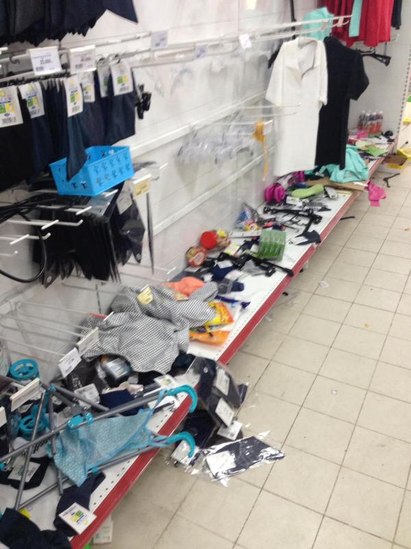 Siêu thị Auchan 'vỡ trận' vì khách mua hàng vô ý thức, xé thức ăn, nước uống dùng tại chỗ Siêu thị Auchan 'vỡ trận' vì khách mua hàng vô ý thức, xé thức ăn, nước uống dùng tại chỗ