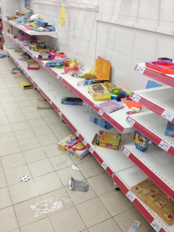 Siêu thị Auchan 'vỡ trận' vì khách mua hàng vô ý thức, xé thức ăn, nước uống dùng tại chỗ Siêu thị Auchan 'vỡ trận' vì khách mua hàng vô ý thức, xé thức ăn, nước uống dùng tại chỗ