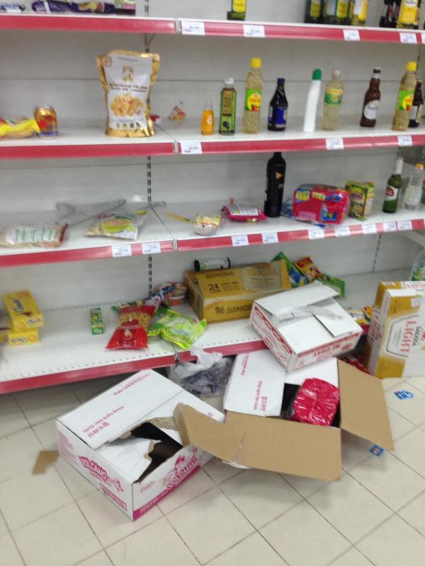 Siêu thị Auchan 'vỡ trận' vì khách mua hàng vô ý thức, xé thức ăn, nước uống dùng tại chỗ Siêu thị Auchan 'vỡ trận' vì khách mua hàng vô ý thức, xé thức ăn, nước uống dùng tại chỗ