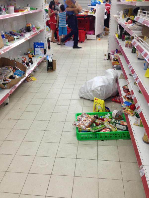 Siêu thị Auchan 'vỡ trận' vì khách mua hàng vô ý thức, xé thức ăn, nước uống dùng tại chỗ Siêu thị Auchan 'vỡ trận' vì khách mua hàng vô ý thức, xé thức ăn, nước uống dùng tại chỗ