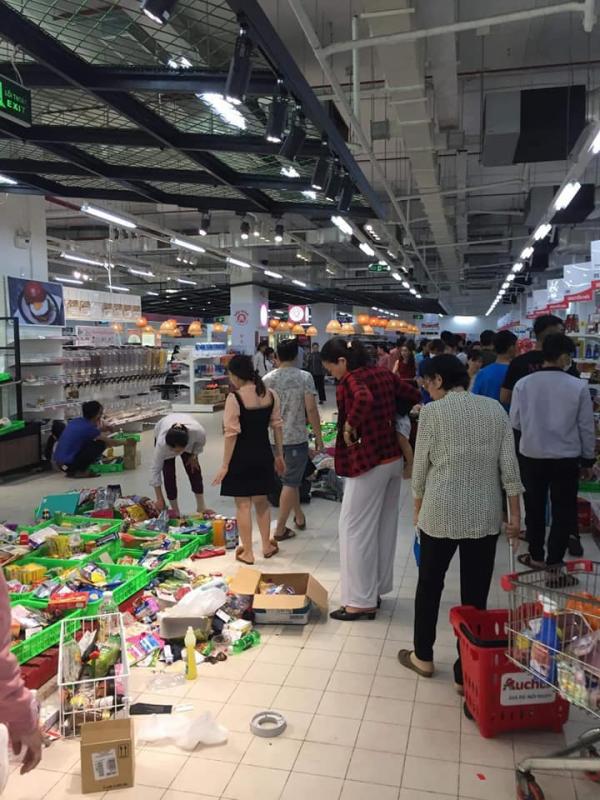 Siêu thị Auchan 'vỡ trận' vì khách mua hàng vô ý thức, xé thức ăn, nước uống dùng tại chỗ Siêu thị Auchan 'vỡ trận' vì khách mua hàng vô ý thức, xé thức ăn, nước uống dùng tại chỗ