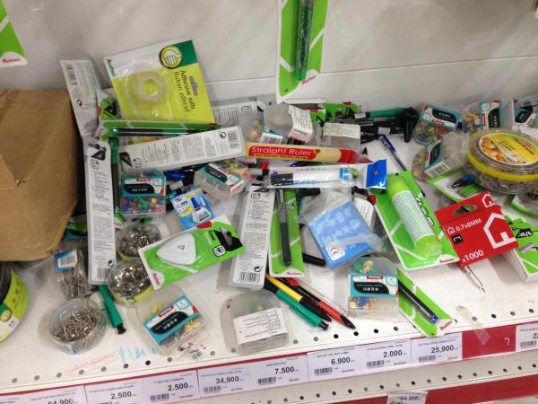 Siêu thị Auchan 'vỡ trận' vì khách mua hàng vô ý thức, xé thức ăn, nước uống dùng tại chỗ Siêu thị Auchan 'vỡ trận' vì khách mua hàng vô ý thức, xé thức ăn, nước uống dùng tại chỗ