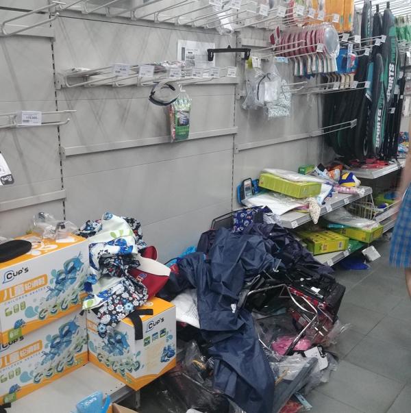 Siêu thị Auchan 'vỡ trận' vì khách mua hàng vô ý thức, xé thức ăn, nước uống dùng tại chỗ Siêu thị Auchan 'vỡ trận' vì khách mua hàng vô ý thức, xé thức ăn, nước uống dùng tại chỗ