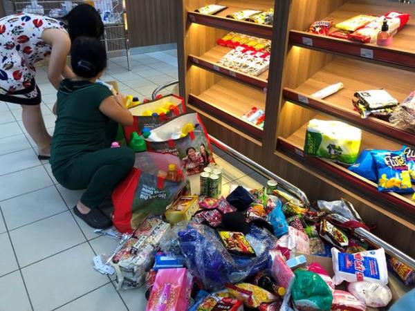 Siêu thị Auchan 'vỡ trận' vì khách mua hàng vô ý thức, xé thức ăn, nước uống dùng tại chỗ Siêu thị Auchan 'vỡ trận' vì khách mua hàng vô ý thức, xé thức ăn, nước uống dùng tại chỗ