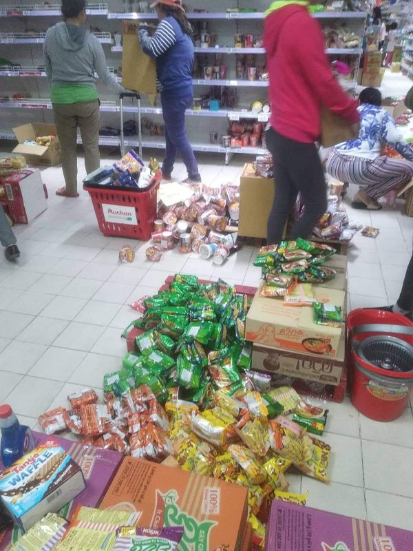 Siêu thị Auchan 'vỡ trận' vì khách mua hàng vô ý thức, xé thức ăn, nước uống dùng tại chỗ Siêu thị Auchan 'vỡ trận' vì khách mua hàng vô ý thức, xé thức ăn, nước uống dùng tại chỗ