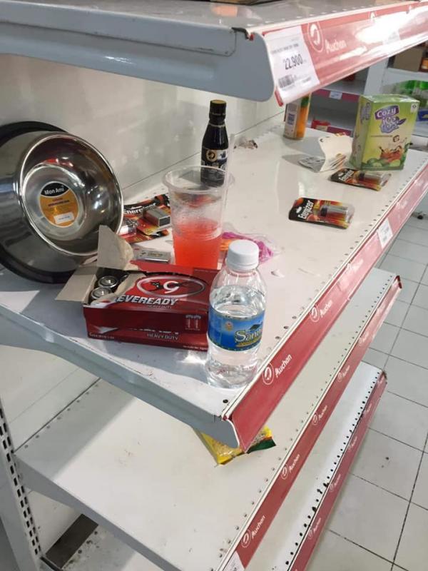 Siêu thị Auchan 'vỡ trận' vì khách mua hàng vô ý thức, xé thức ăn, nước uống dùng tại chỗ Siêu thị Auchan 'vỡ trận' vì khách mua hàng vô ý thức, xé thức ăn, nước uống dùng tại chỗ