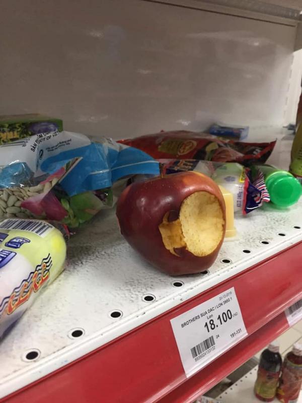 Siêu thị Auchan 'vỡ trận' vì khách mua hàng vô ý thức, xé thức ăn, nước uống dùng tại chỗ Siêu thị Auchan 'vỡ trận' vì khách mua hàng vô ý thức, xé thức ăn, nước uống dùng tại chỗ