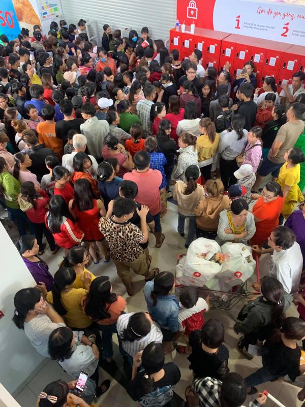 Siêu thị Auchan 'vỡ trận' vì khách mua hàng vô ý thức, xé thức ăn, nước uống dùng tại chỗ Siêu thị Auchan 'vỡ trận' vì khách mua hàng vô ý thức, xé thức ăn, nước uống dùng tại chỗ