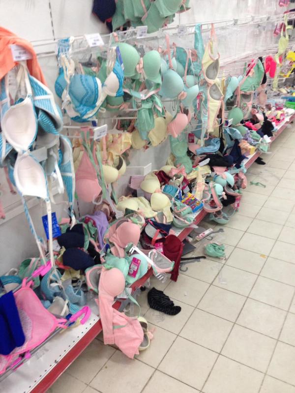 Siêu thị Auchan 'vỡ trận' vì khách mua hàng vô ý thức, xé thức ăn, nước uống dùng tại chỗ Siêu thị Auchan 'vỡ trận' vì khách mua hàng vô ý thức, xé thức ăn, nước uống dùng tại chỗ