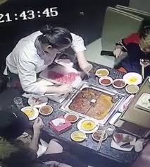 Rùng rợn cảnh nồi lẩu bỗng nổ tung khi nhân viên tìm kiếm bật lửa khách đánh rơi Rùng rợn cảnh nồi lẩu bỗng nổ tung khi nhân viên tìm kiếm bật lửa khách đánh rơi