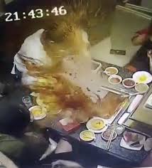 Rùng rợn cảnh nồi lẩu bỗng nổ tung khi nhân viên tìm kiếm bật lửa khách đánh rơi Rùng rợn cảnh nồi lẩu bỗng nổ tung khi nhân viên tìm kiếm bật lửa khách đánh rơi