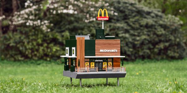 McDonald's khai trương cửa hàng nhỏ nhất thế giới dành cho ong? McDonald's khai trương cửa hàng nhỏ nhất thế giới dành cho ong?