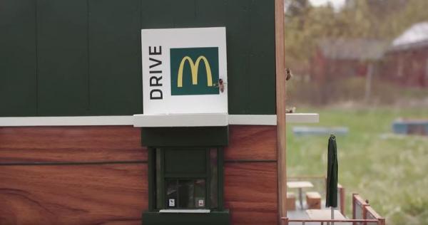 McDonald's khai trương cửa hàng nhỏ nhất thế giới dành cho ong? McDonald's khai trương cửa hàng nhỏ nhất thế giới dành cho ong?