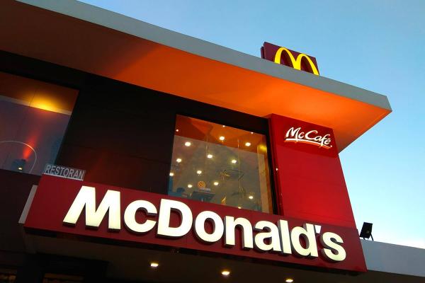 McDonald's khai trương cửa hàng nhỏ nhất thế giới dành cho ong? McDonald's khai trương cửa hàng nhỏ nhất thế giới dành cho ong?