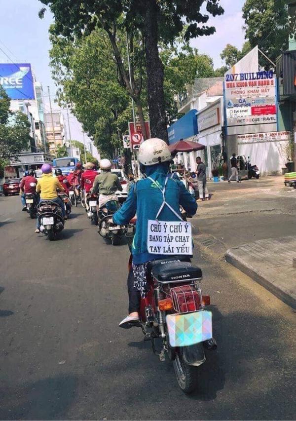 Đâu đó giữa Sài Gòn, chúng ta sẽ vô tình va phải những thông điệp dễ thương muốn xỉu thế này đây Đâu đó giữa Sài Gòn, chúng ta sẽ vô tình va phải những thông điệp dễ thương muốn xỉu thế này đây
