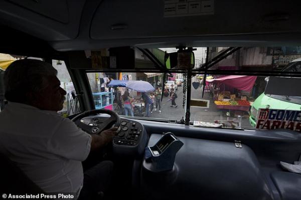 Người dân Mexico City mua điện thoại giả... để đối phó với bọn cướp Người dân Mexico City mua điện thoại giả... để đối phó với bọn cướp
