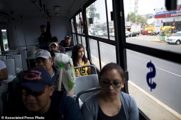 Người dân Mexico City mua điện thoại giả... để đối phó với bọn cướp Người dân Mexico City mua điện thoại giả... để đối phó với bọn cướp