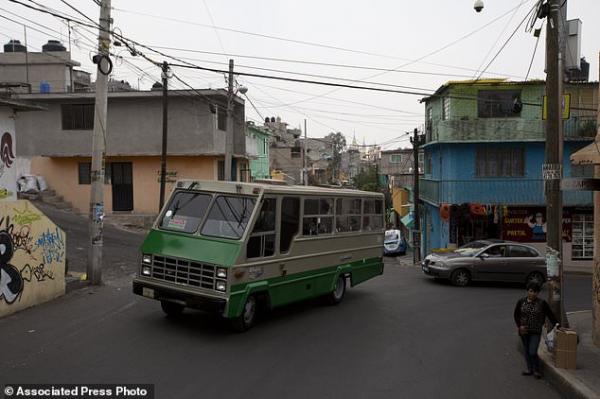 Người dân Mexico City mua điện thoại giả... để đối phó với bọn cướp Người dân Mexico City mua điện thoại giả... để đối phó với bọn cướp