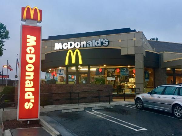 Bỗng đau đẻ khi ở gần McDonald's, chị gái vẫn bắt chồng vào mua hamburger ăn lấy sức Bỗng đau đẻ khi ở gần McDonald's, chị gái vẫn bắt chồng vào mua hamburger ăn lấy sức