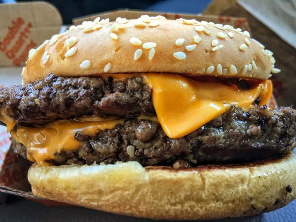 Bỗng đau đẻ khi ở gần McDonald's, chị gái vẫn bắt chồng vào mua hamburger ăn lấy sức Bỗng đau đẻ khi ở gần McDonald's, chị gái vẫn bắt chồng vào mua hamburger ăn lấy sức