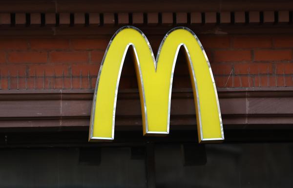 Bỗng đau đẻ khi ở gần McDonald's, chị gái vẫn bắt chồng vào mua hamburger ăn lấy sức Bỗng đau đẻ khi ở gần McDonald's, chị gái vẫn bắt chồng vào mua hamburger ăn lấy sức