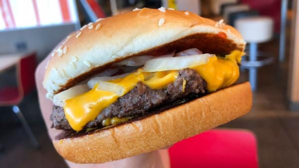 Bỗng đau đẻ khi ở gần McDonald's, chị gái vẫn bắt chồng vào mua hamburger ăn lấy sức Bỗng đau đẻ khi ở gần McDonald's, chị gái vẫn bắt chồng vào mua hamburger ăn lấy sức