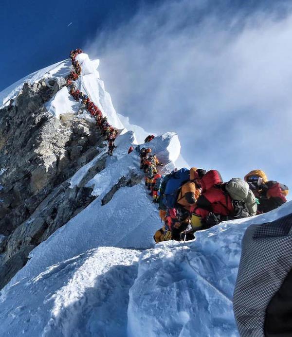 Người chinh phục Everest không may qua đời vì... tắc đường trên đỉnh núi Người chinh phục Everest không may qua đời vì... tắc đường trên đỉnh núi