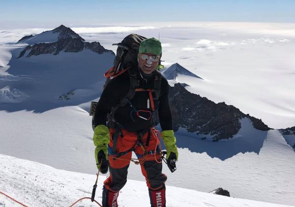 Người chinh phục Everest không may qua đời vì... tắc đường trên đỉnh núi Người chinh phục Everest không may qua đời vì... tắc đường trên đỉnh núi