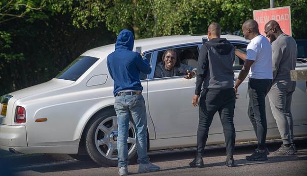 Ra tù phong cách 'like a boss’: Bước lên Rolls-Royce Phantom và được chào đón như siêu sao Ra tù phong cách 'like a boss’: Bước lên Rolls-Royce Phantom và được chào đón như siêu sao