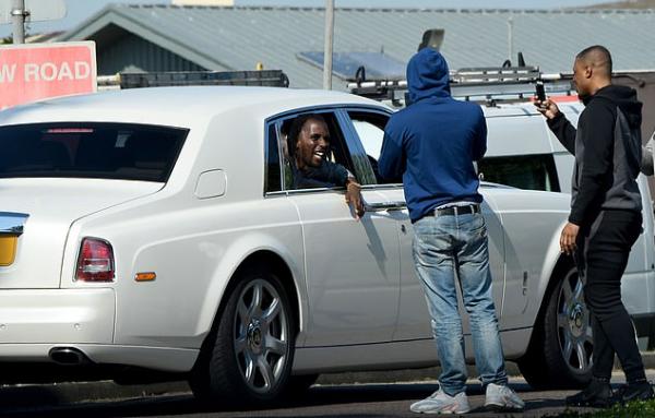 Ra tù phong cách 'like a boss’: Bước lên Rolls-Royce Phantom và được chào đón như siêu sao Ra tù phong cách 'like a boss’: Bước lên Rolls-Royce Phantom và được chào đón như siêu sao