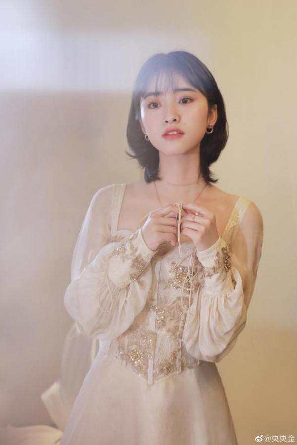 Thẩm Nguyệt không quay phim chỉ lo chụp ảnh, fan quan tâm hỏi han liền bị quản lý chửi té tát Thẩm Nguyệt không quay phim chỉ lo chụp ảnh, fan quan tâm hỏi han liền bị quản lý chửi té tát