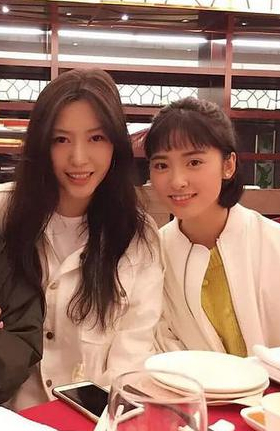 Thẩm Nguyệt không quay phim chỉ lo chụp ảnh, fan quan tâm hỏi han liền bị quản lý chửi té tát Thẩm Nguyệt không quay phim chỉ lo chụp ảnh, fan quan tâm hỏi han liền bị quản lý chửi té tát