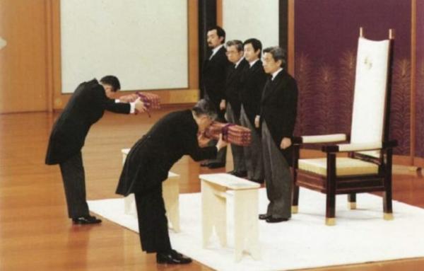 'Tam chủng thần khí': Vén màn bí ẩn về ba bảo vật linh thiêng trong lễ đăng quang của Nhật Hoàng 'Tam chủng thần khí': Vén màn bí ẩn về ba bảo vật linh thiêng trong lễ đăng quang của Nhật Hoàng