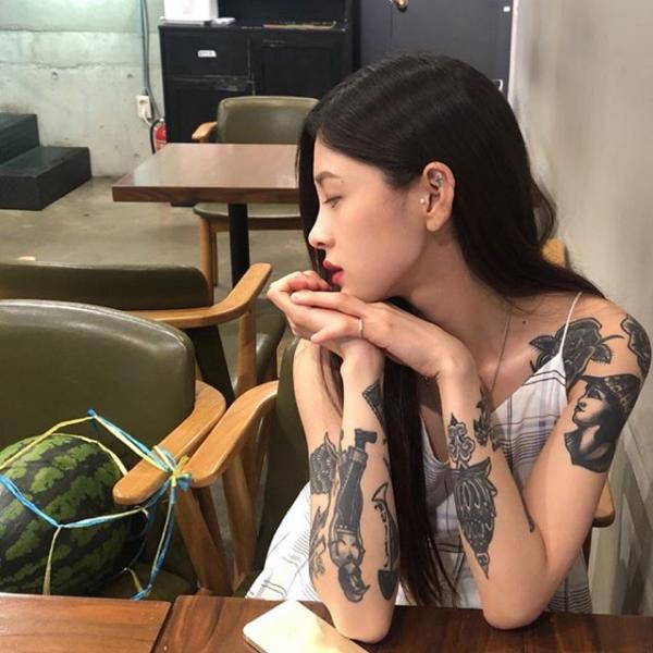 Xuất hiện người đẹp có biệt danh 'Sulli phiên bản xăm trổ', dân tình nhận xét độ giống nhau đến 90% Xuất hiện người đẹp có biệt danh 'Sulli phiên bản xăm trổ', dân tình nhận xét độ giống nhau đến 90%