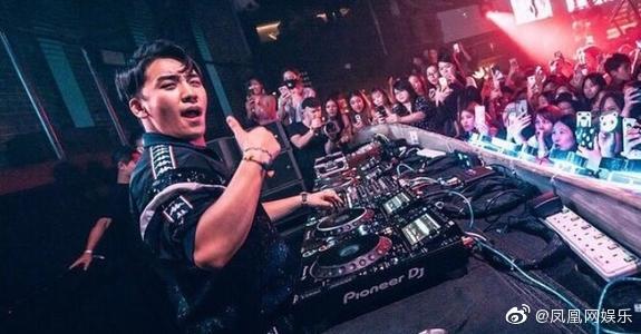 Sau 2 tháng 'đóng băng', hộp đêm của Seungri đổi tên và khai trương hoành tráng trở lại: 'King is back' Sau 2 tháng 'đóng băng', hộp đêm của Seungri đổi tên và khai trương hoành tráng trở lại: 'King is back'
